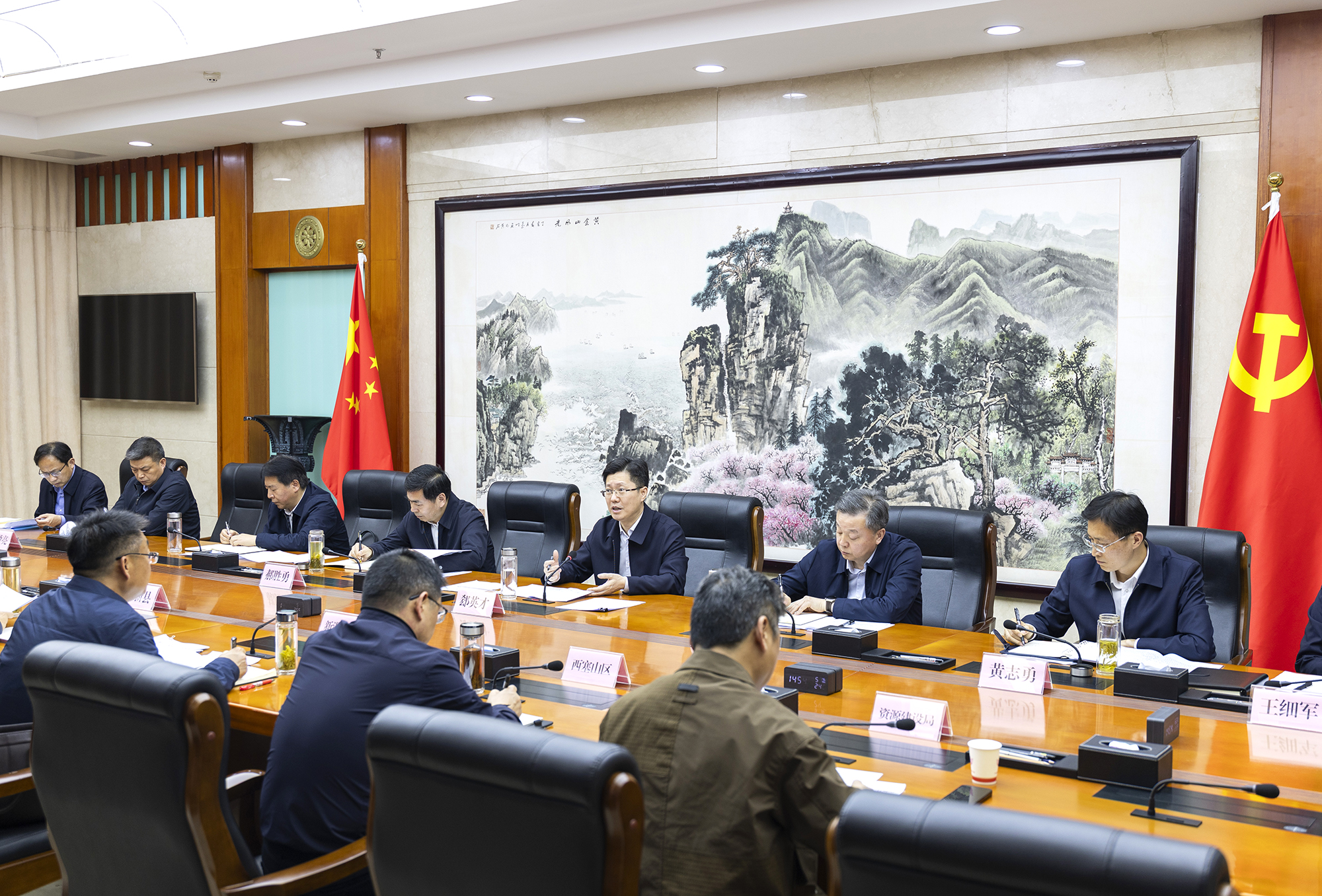 郄英才主持召开市委专题会议