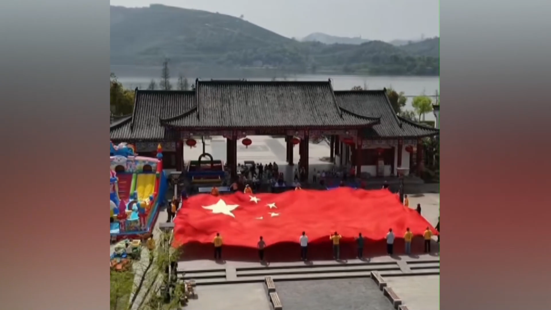 【新闻直通车】燃情楚超 足梦黄石 | 黄石球迷花车巡游 巨幅国旗惊艳亮相