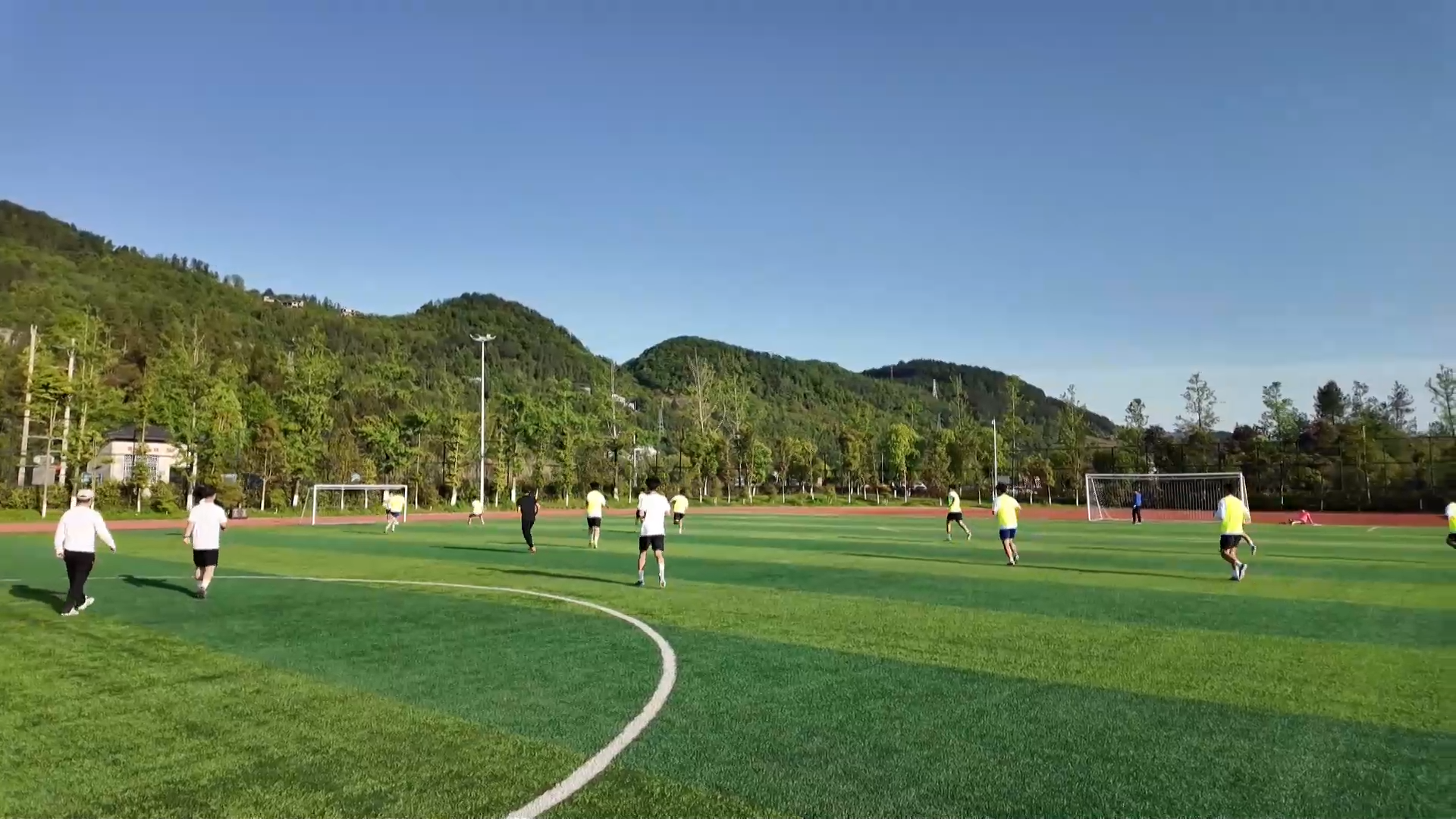 【新闻直通车】燃情楚超 足梦黄石 | 适应场地！黄石队在恩施开展首训