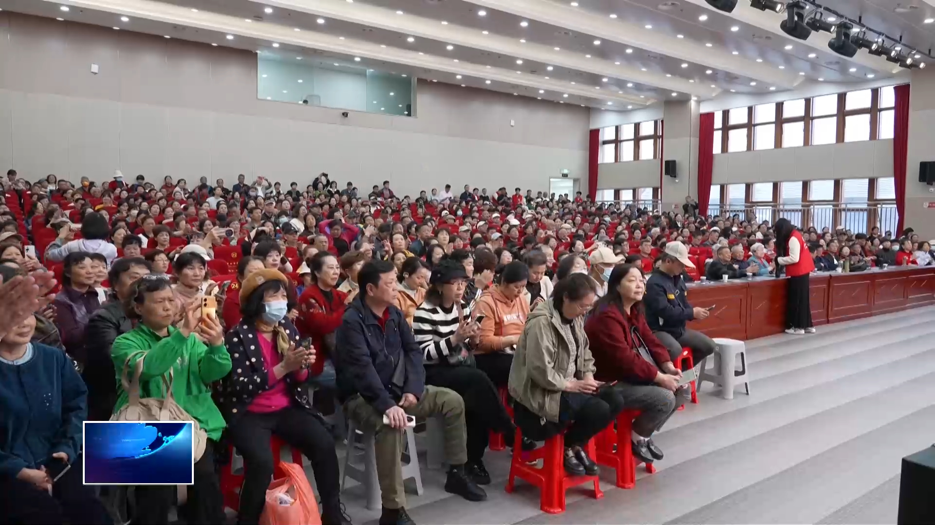 市老年大学：AI课堂成银发新宠 智慧点亮银龄生活