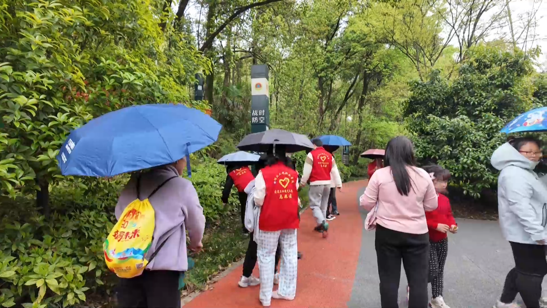 【新闻直通车】春假这样过 | 创作树叶拓印画 留住春天的颜色