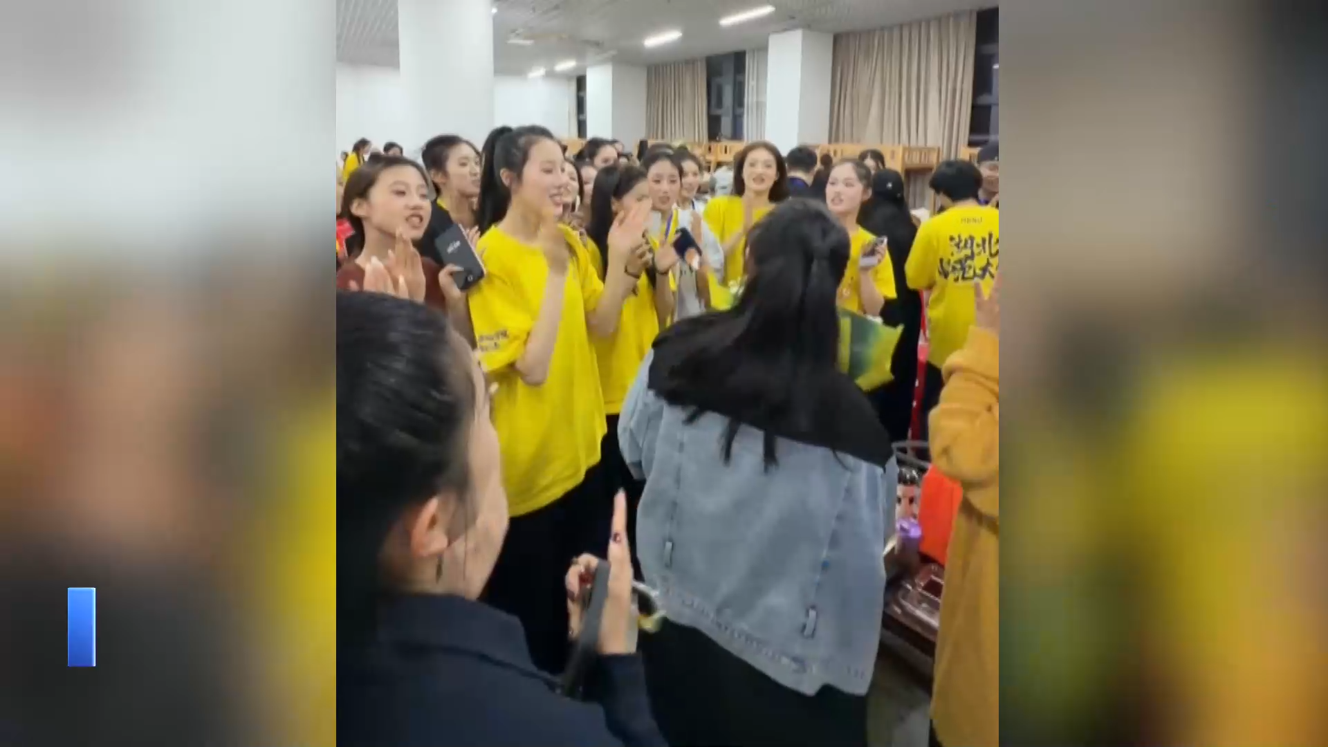 【新闻直通车】燃情楚超 足梦黄石 | 喜上加喜 学生在后台为老师庆生