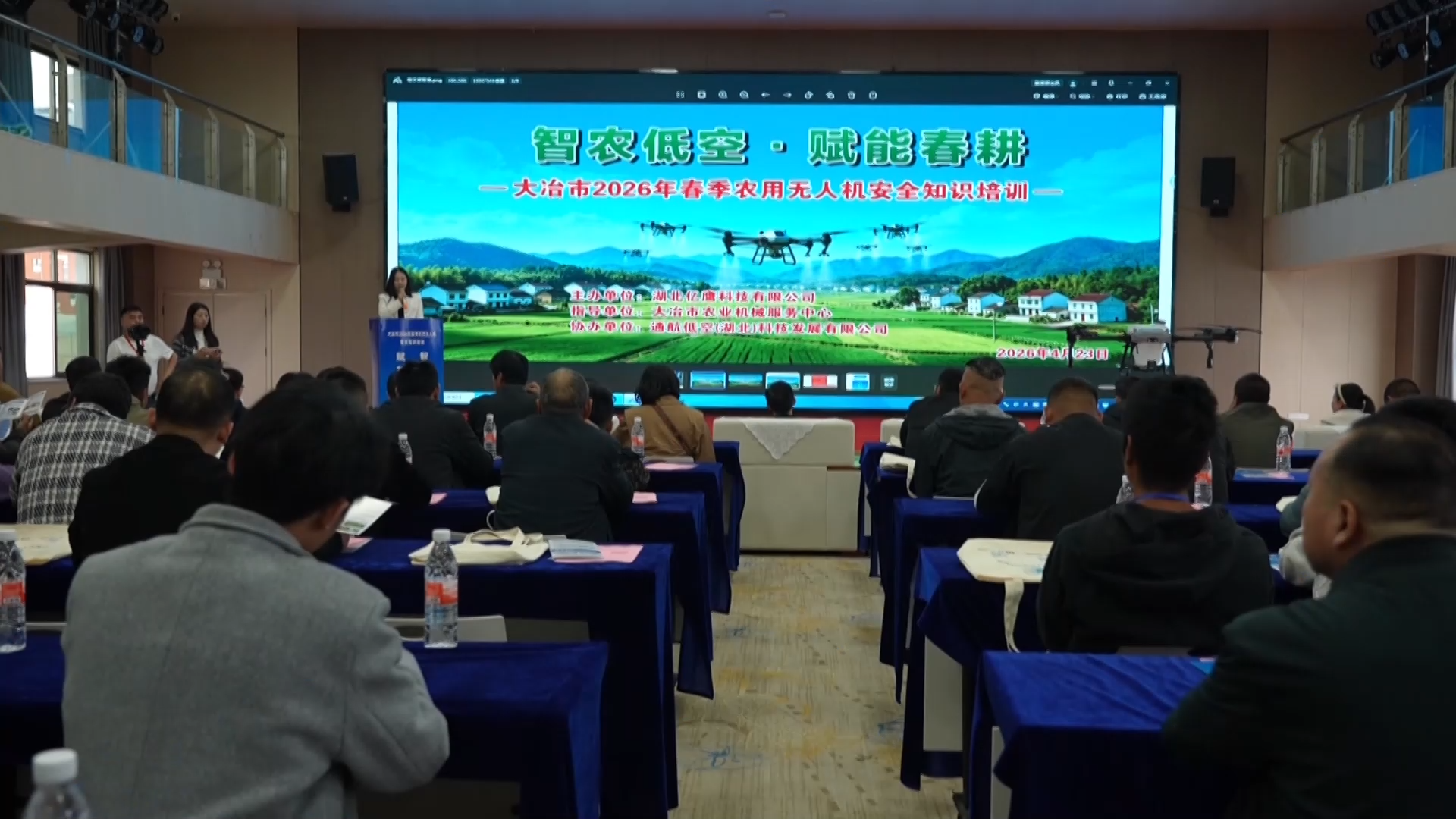 【新闻直通车】科技助春耕！大冶农户学飞无人机 种田更轻松