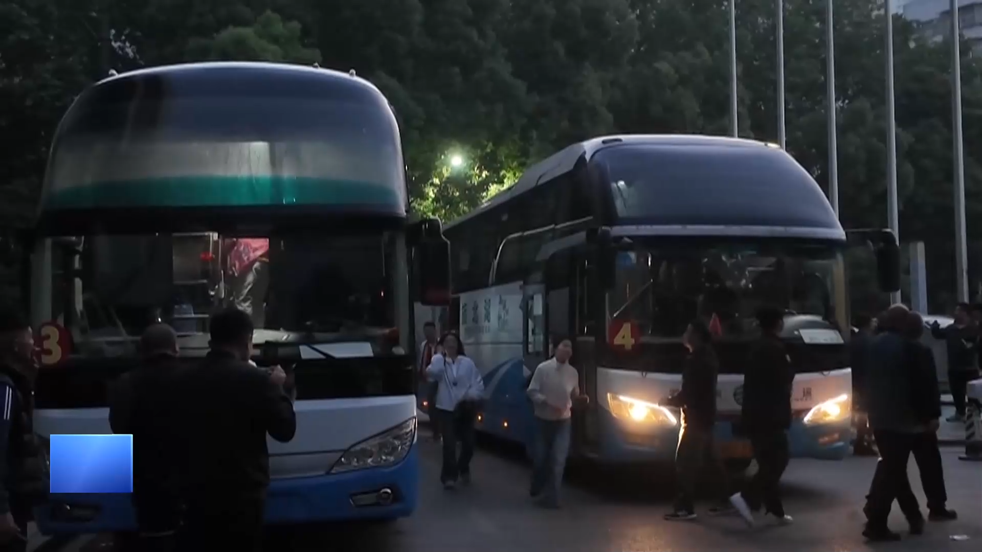 【新闻直通车】燃情楚超 足梦黄石 | 跨越600公里远赴恩施！近400名黄石球迷燃情助威 热血呐喊尽显家乡热爱