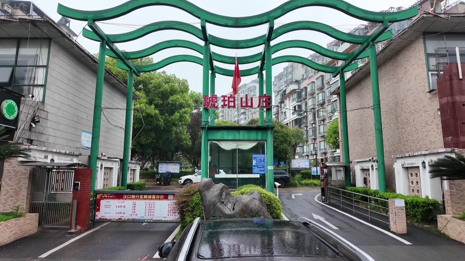 【新闻直通车】你打6363110 我来帮你跑腿 | 居民反映：楼顶铁架已锈烂 天天掉渣盼清拆