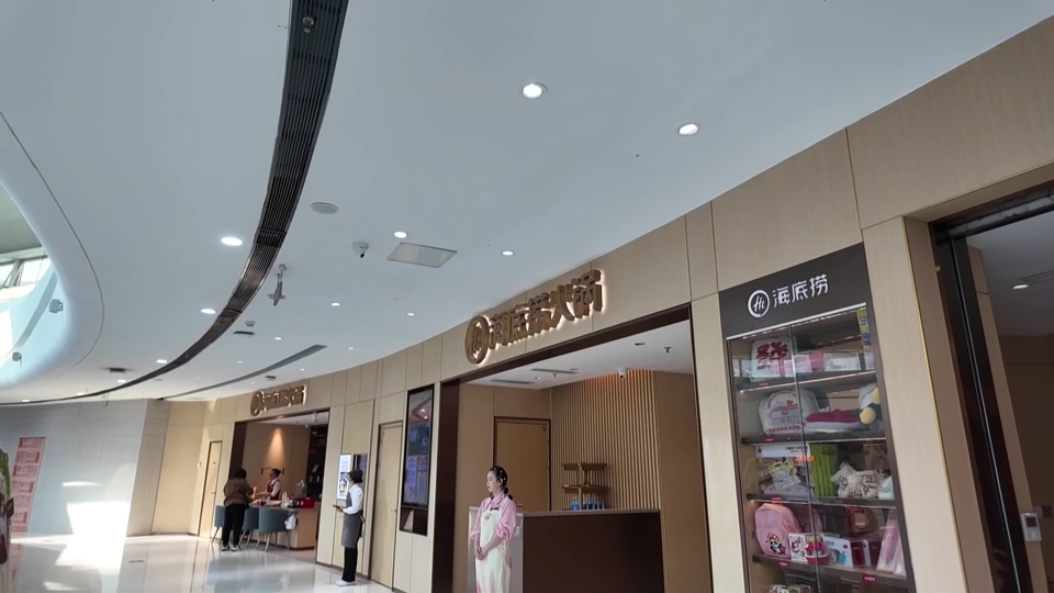 【新闻直通车】突击检查！两家热门外卖店被责令整改