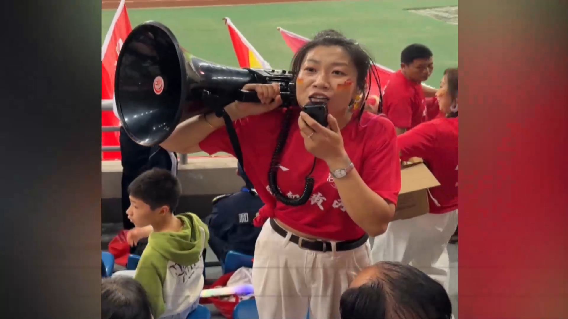 【新闻直通车】燃情楚超 足梦黄石 | 港饼传情！黄石特产情暖黄冈兄弟