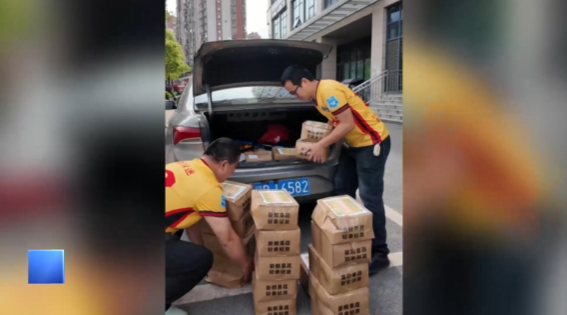 【新闻直通车】燃情楚超 足梦黄石 | “橙”意满满 阳新球迷联手永州球迷为黄石队送补给