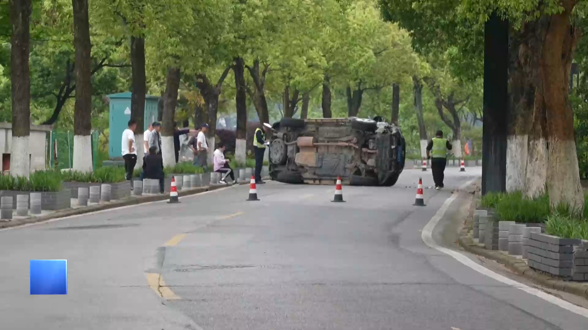 【新闻直通车】车辆侧翻 热心市民救出司机