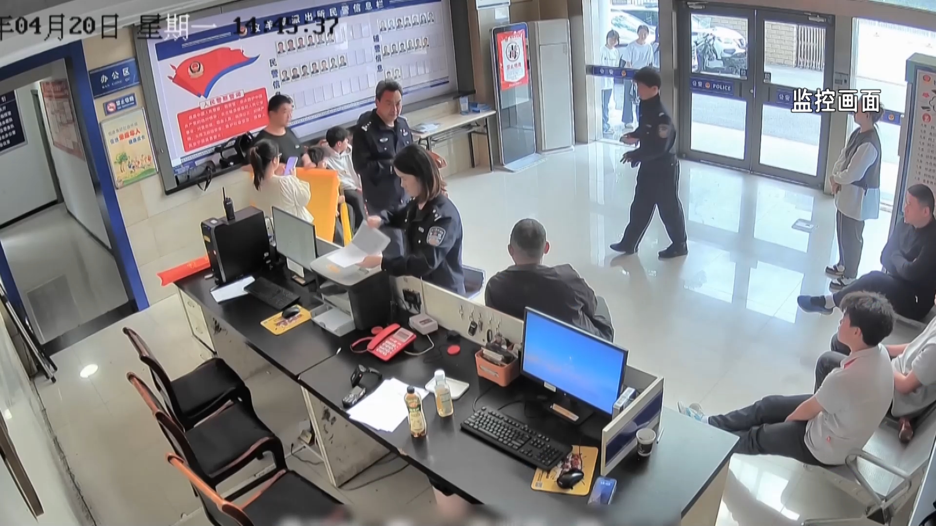 【新闻直通车】男子上山挖笋迷路 警民搜山两小时寻回