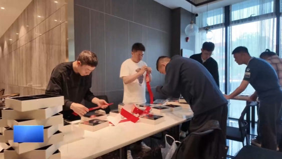 【新闻直通车】燃情楚超 足梦黄石 | “泰”酷啦！食盒藏心意 球衣送祝福