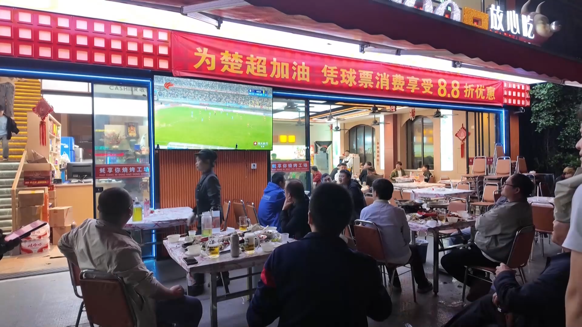 【新闻直通车】绿茵黄石 与你同行 | “蚝享你”烧烤店变身第二现场 业额翻番
