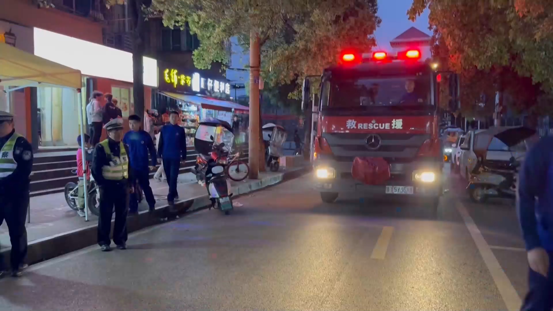 【新闻直通车】别堵生命通道！下陆区夜查停车乱象