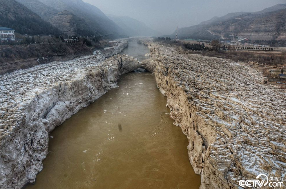 黄河壶口瀑布出现"冰桥"景观