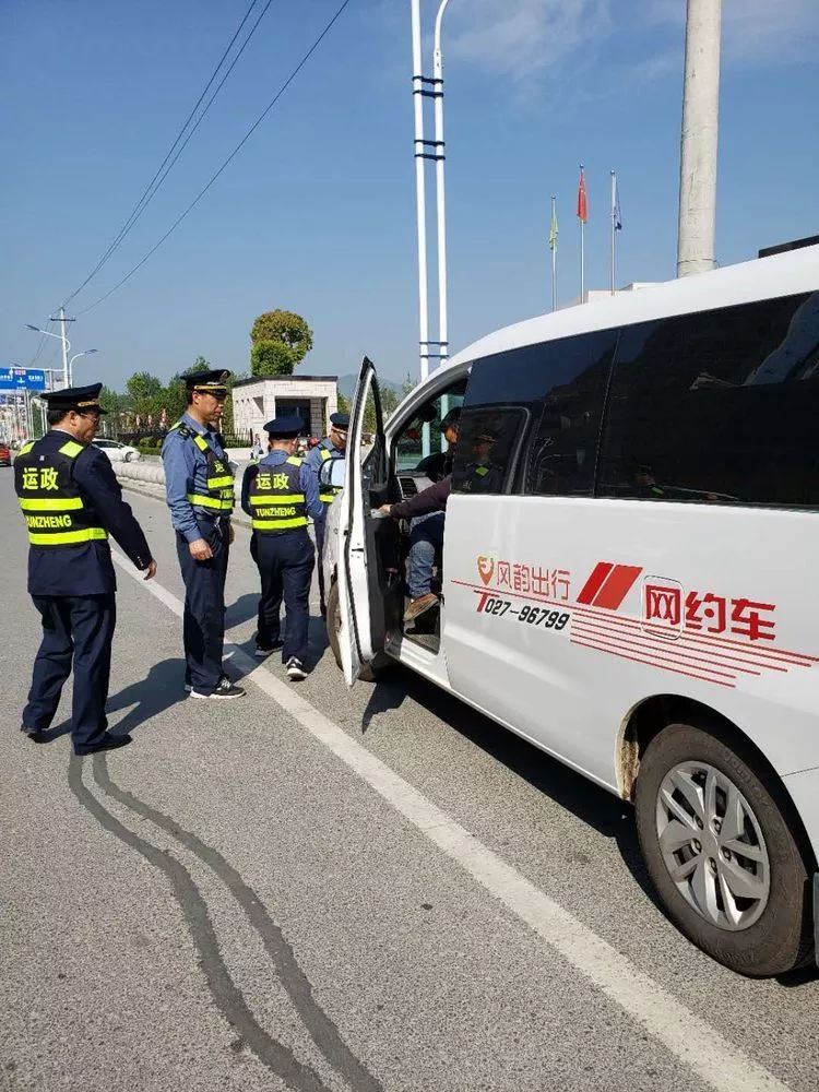 每天安排2名专人值守;路政,运政和养护专班加强联动,对全县的景区道路