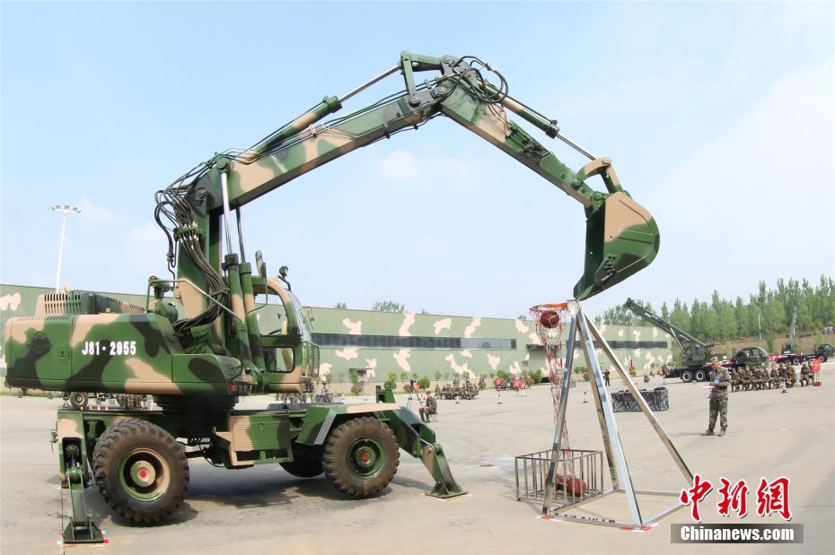 1/9近日,火箭军某部开展"工程机械精兵"大比武,100名工程装备参赛选手