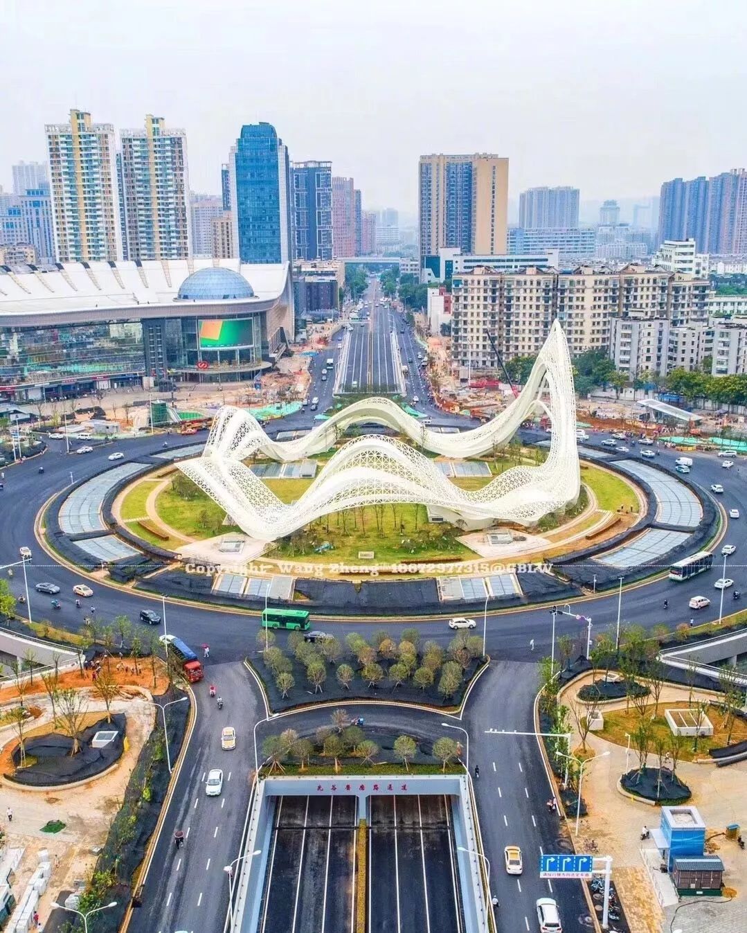 巨无霸光谷广场综合体主体结构完工光谷离疏堵还有多远