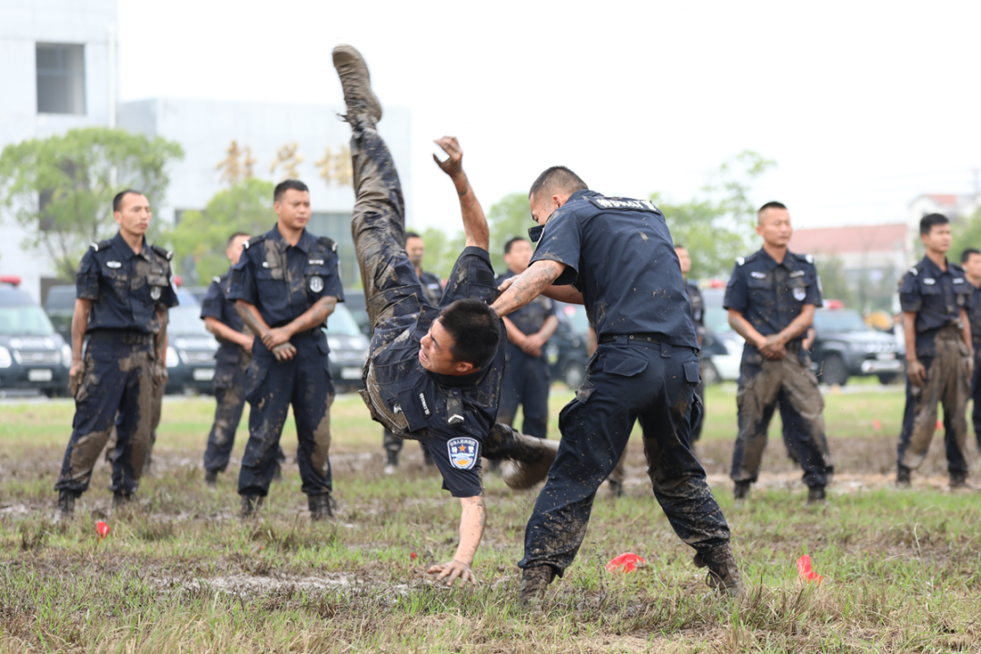 徒手搏击应急棍术警棍盾牌操警棍术演练中,各县市巡特警方队依次登场.