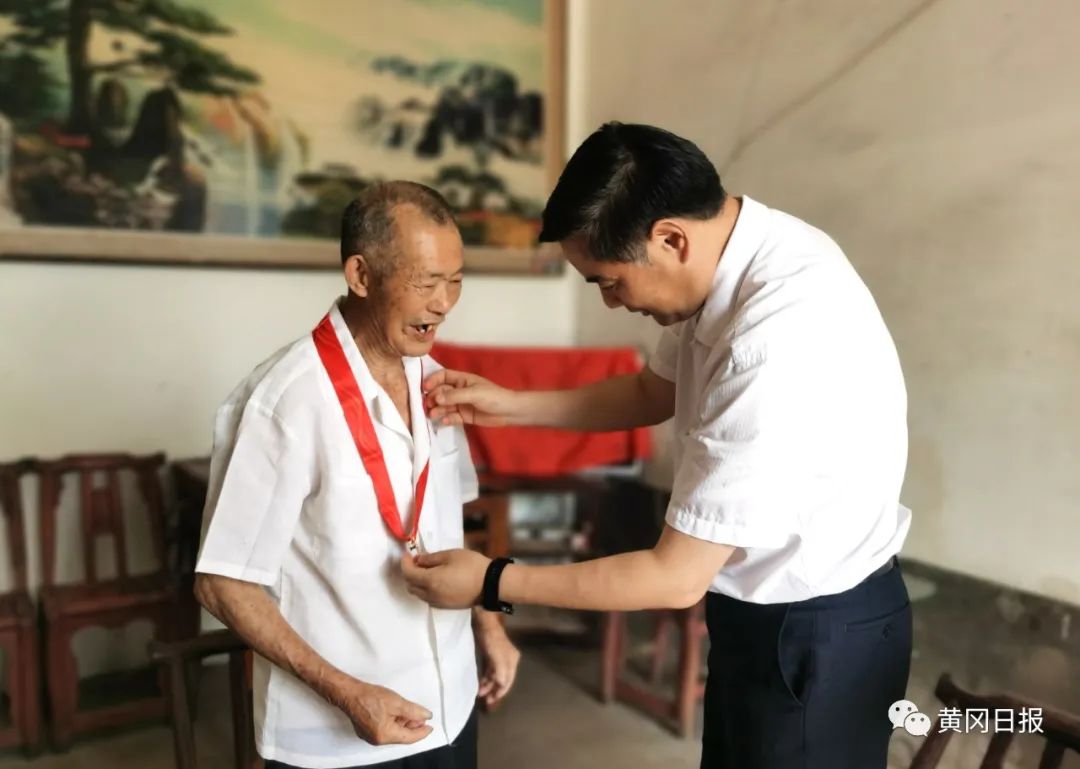 张家胜到红安走访慰问老党员困难党员