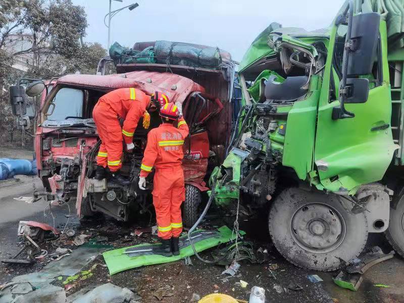 蕲春雨天车祸两人受伤一人被困多部门紧急救人