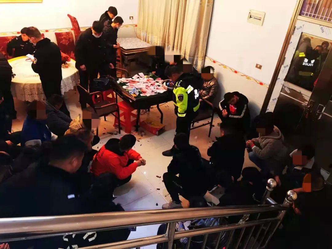 浠水警方捣毁一赌博窝点抓获29人缴获赌资15万余元