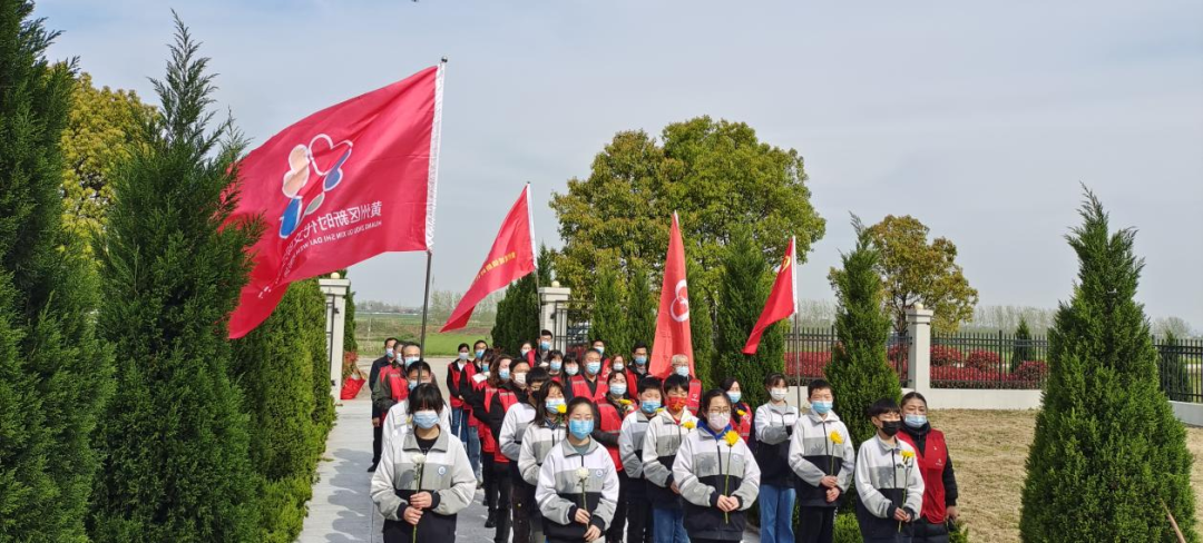 清明祭英烈红色永传承黄州区各校开展清明祭扫活动