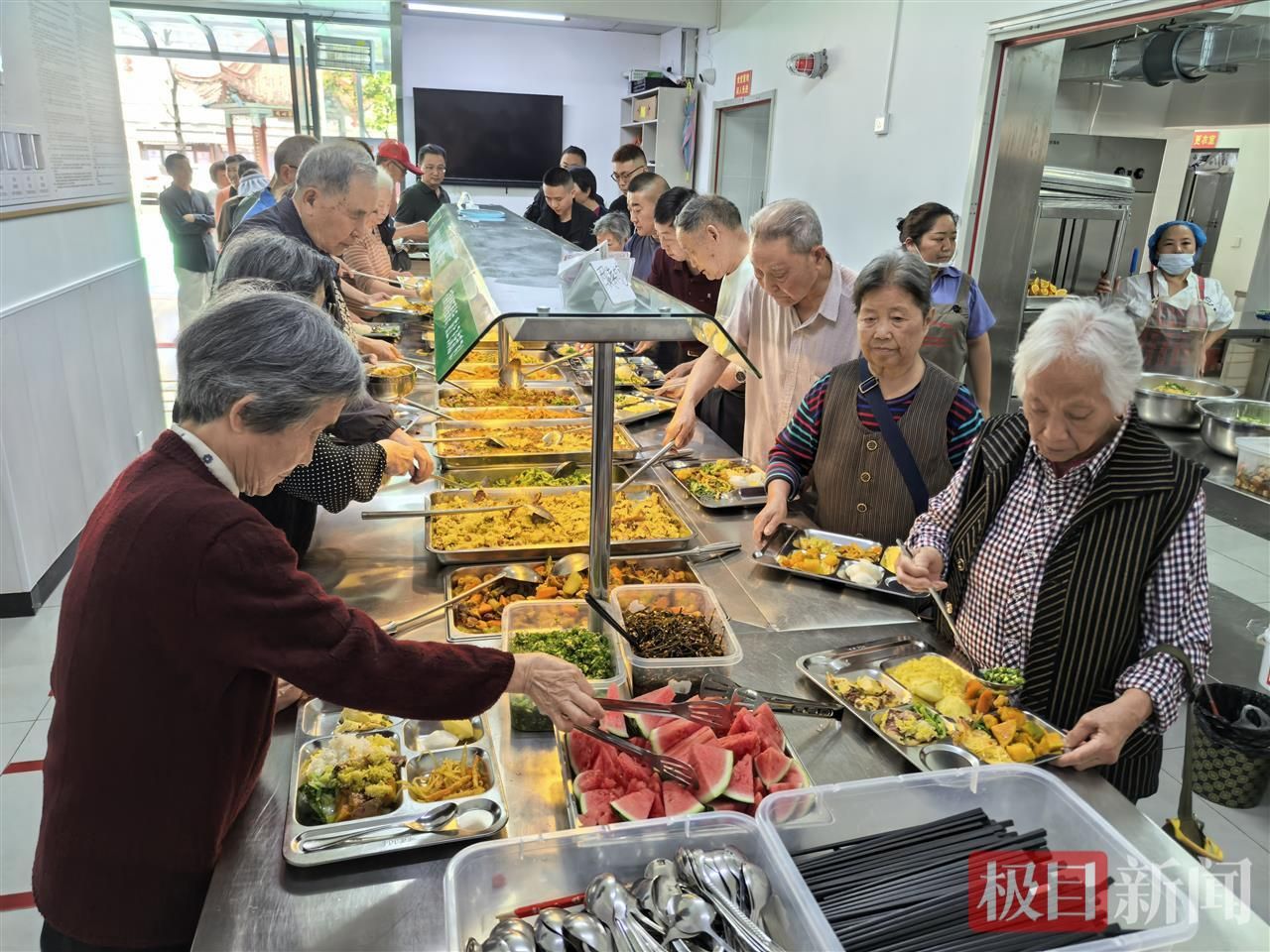 6.机场路社区居民在社区幸福食堂就餐.jpg