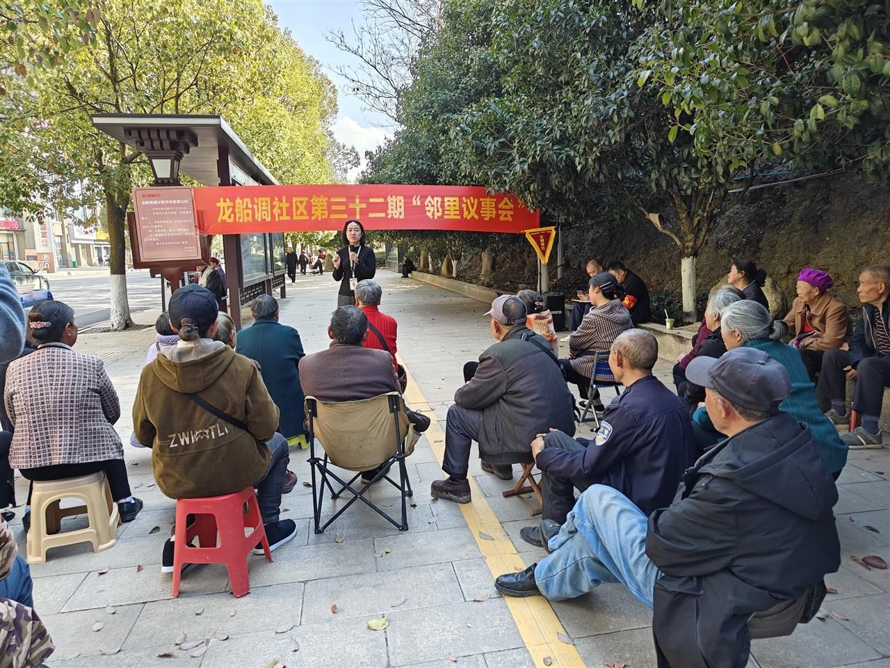 4.龙船调社区工作人员和潮汐菜市场摊贩在潮汐菜市场召开第三十二期“邻里议事会”.jpg