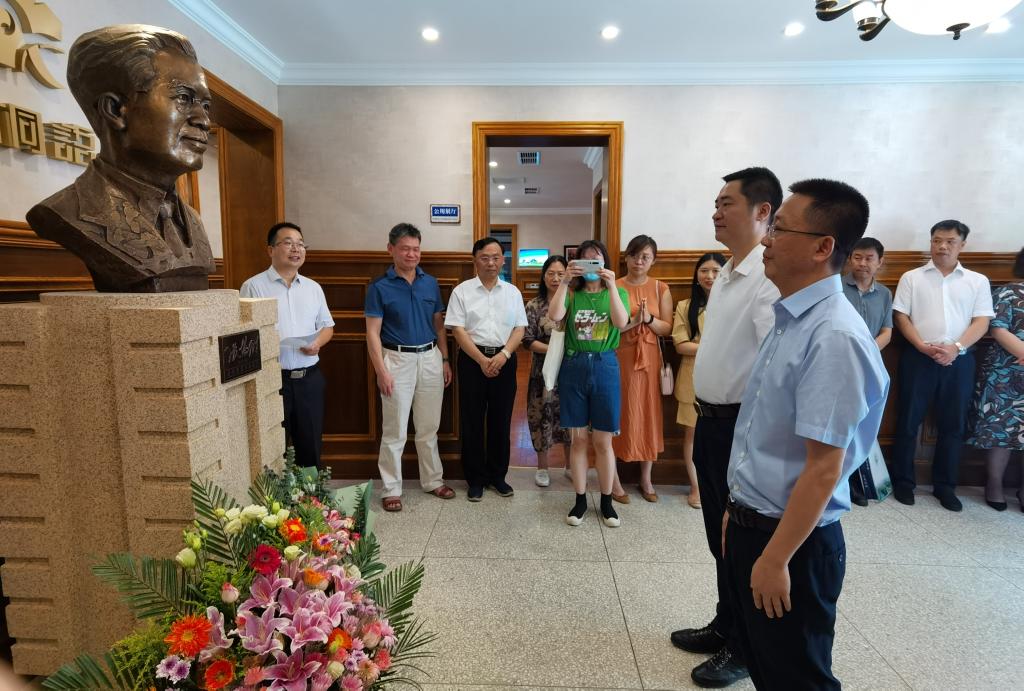 随后,戴则健,钱雪松代表经济学院,宋德勇,邓华和代表张培刚发展经济学