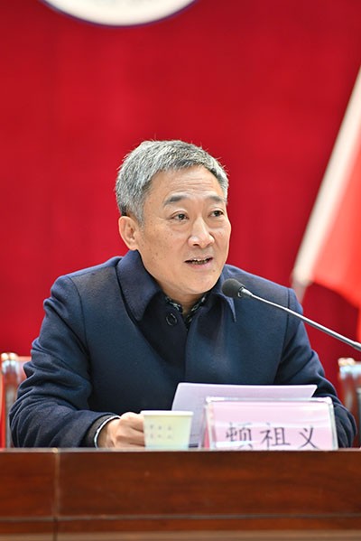 顿祖义主持开幕式大会开幕式在湖北民族大学行政楼一号会议室举行