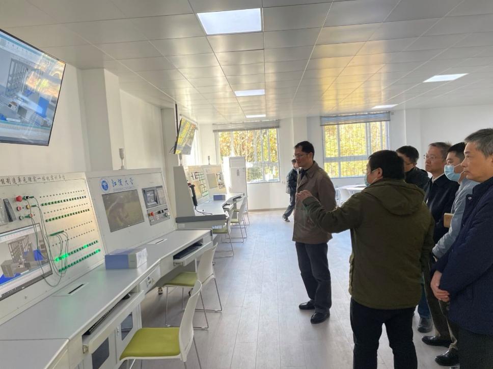 江汉大学智能制造实践教学平台顺利通过验收