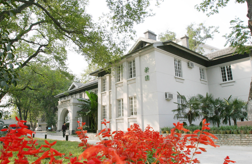 湖北美术学院崇德笃学敏行致美