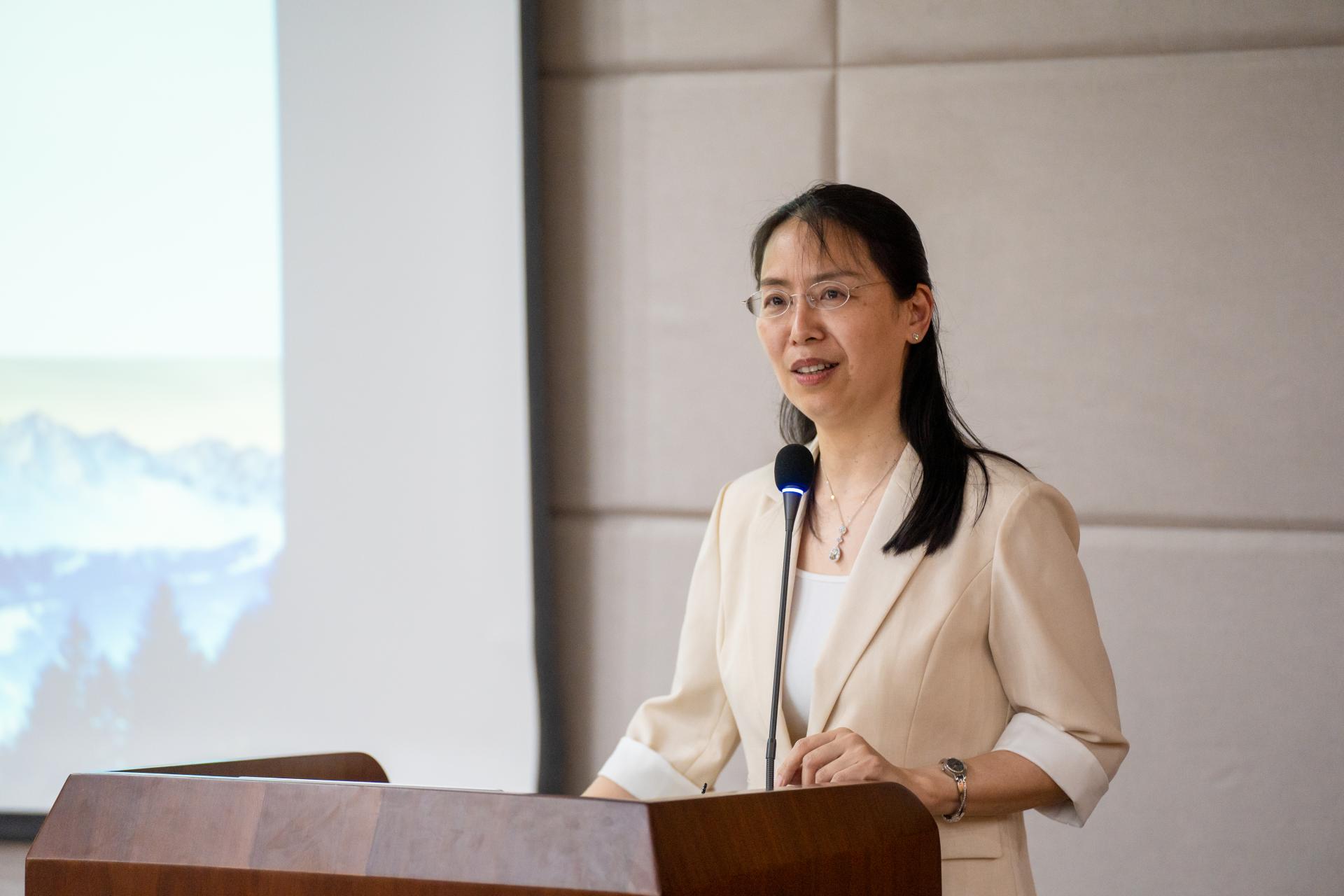 黄莉以《在攀登中感悟中华体育精神》为题,从珠峰登山运动能展现中华