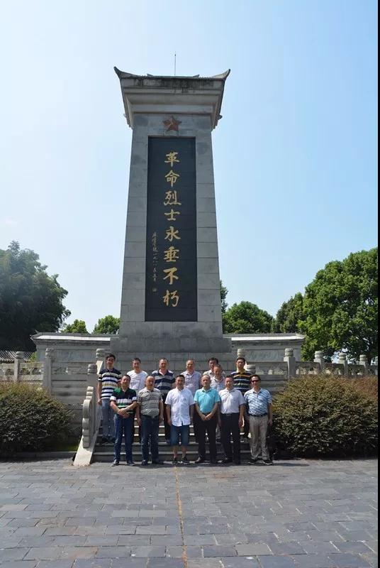 活动组一行来到石首市桃花山镇红军树革命烈士纪念园接受革命传统教育