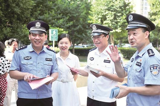 图为张光敏局长(右二)率队到梨园街开展防骗宣传图为洪山公安轻骑队在