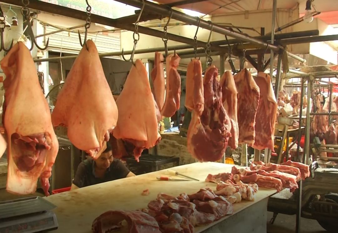 地——武汉白沙洲增益冷链市场,可以看到各大店铺前都挂起了猪肉售买