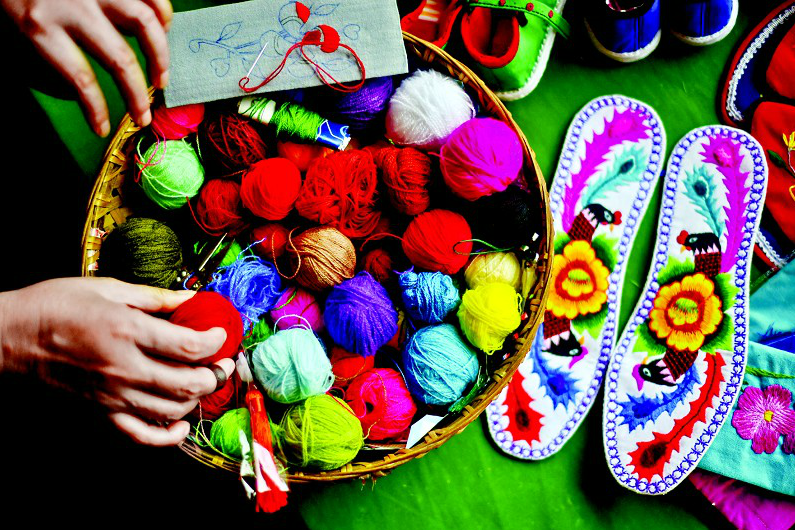 探索非遗红安绣活 感受针与线的舞蹈