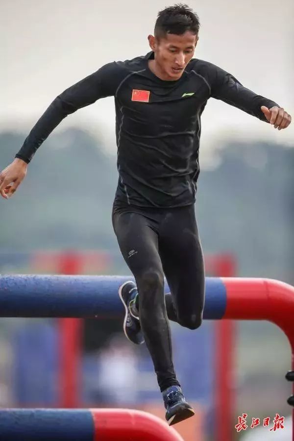 厉害了中国军人打破500米障碍跑世界纪录