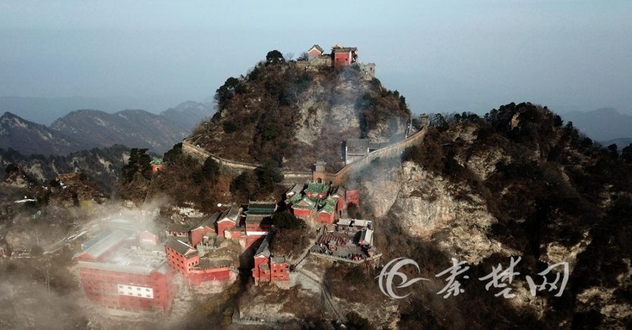 12月21日上午,记者站在海拔1612米的武当山金顶俯视,云海茫茫漫无边际