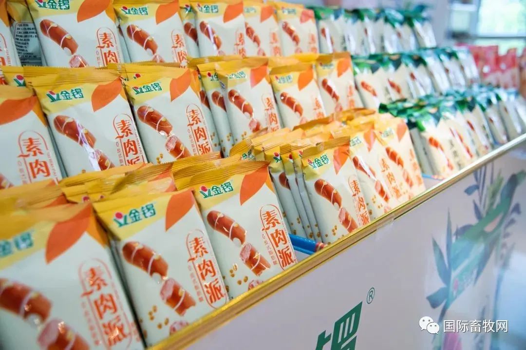 会上,金锣文瑞营销管理部副总裁杜庆夫表示,植物肉国内市场潜力巨大,"
