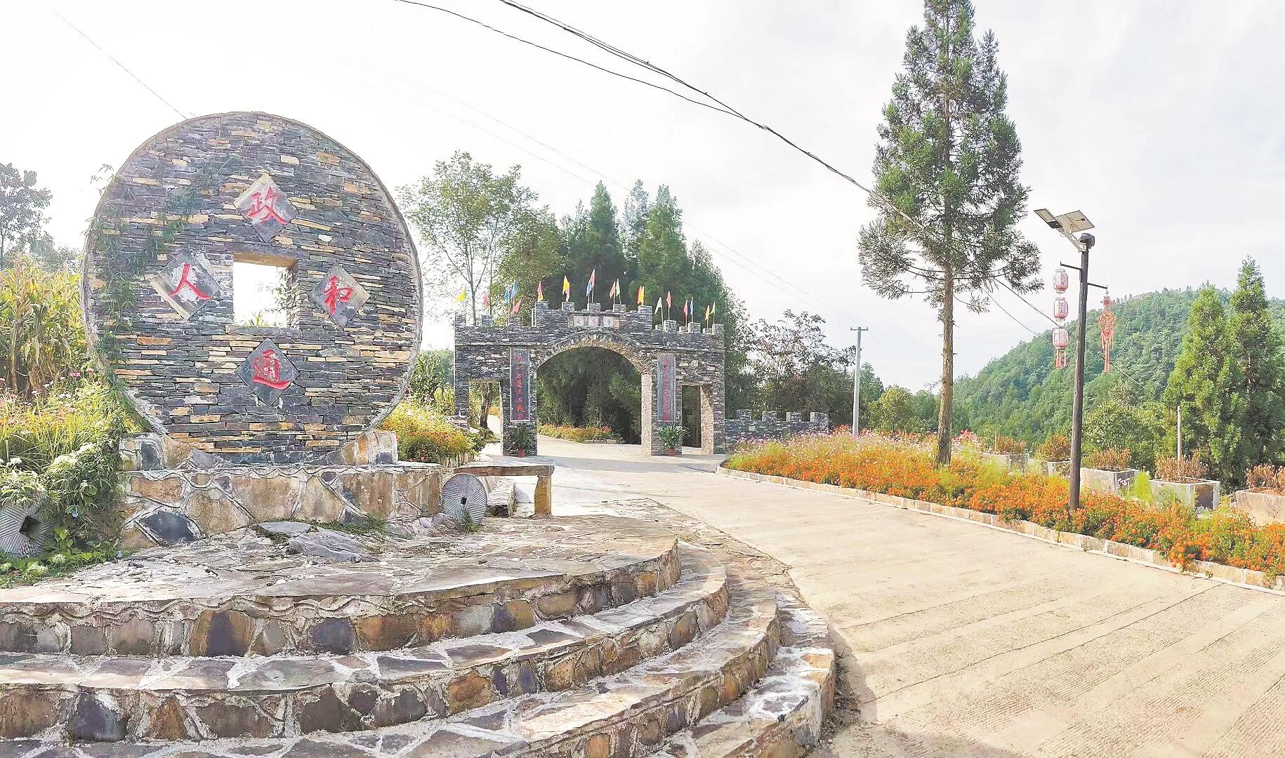 一副对联,镌刻在大山里的恩施市盛家坝镇石栏村村口寨门两侧,这个只有