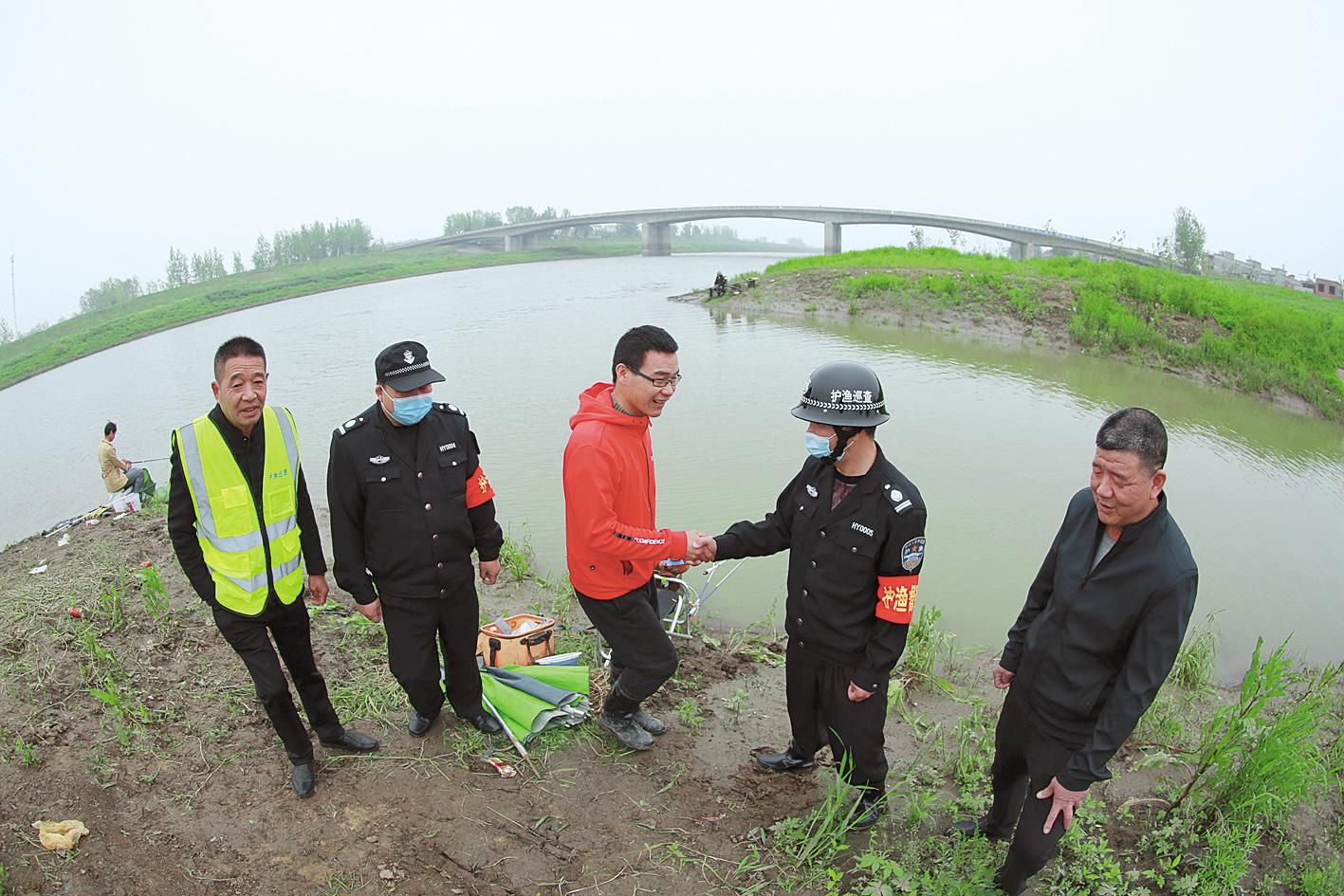 文/图 湖北日报全媒记者 廖志慧 通讯员 刘银斌4月7日8点,岳口镇居民