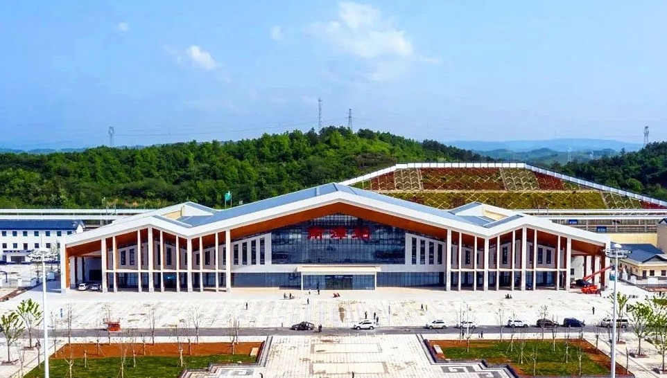 南漳站位于南漳县城关镇,站房以"荆楚文化,鄂西瑰宝"为设计理念,外观