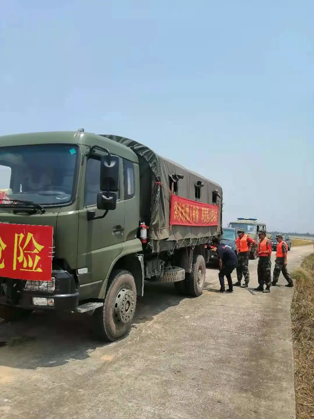 南京堰宁服务站赶赴江苏射阳为参与抗洪抢险的某合成旅维护东风军车