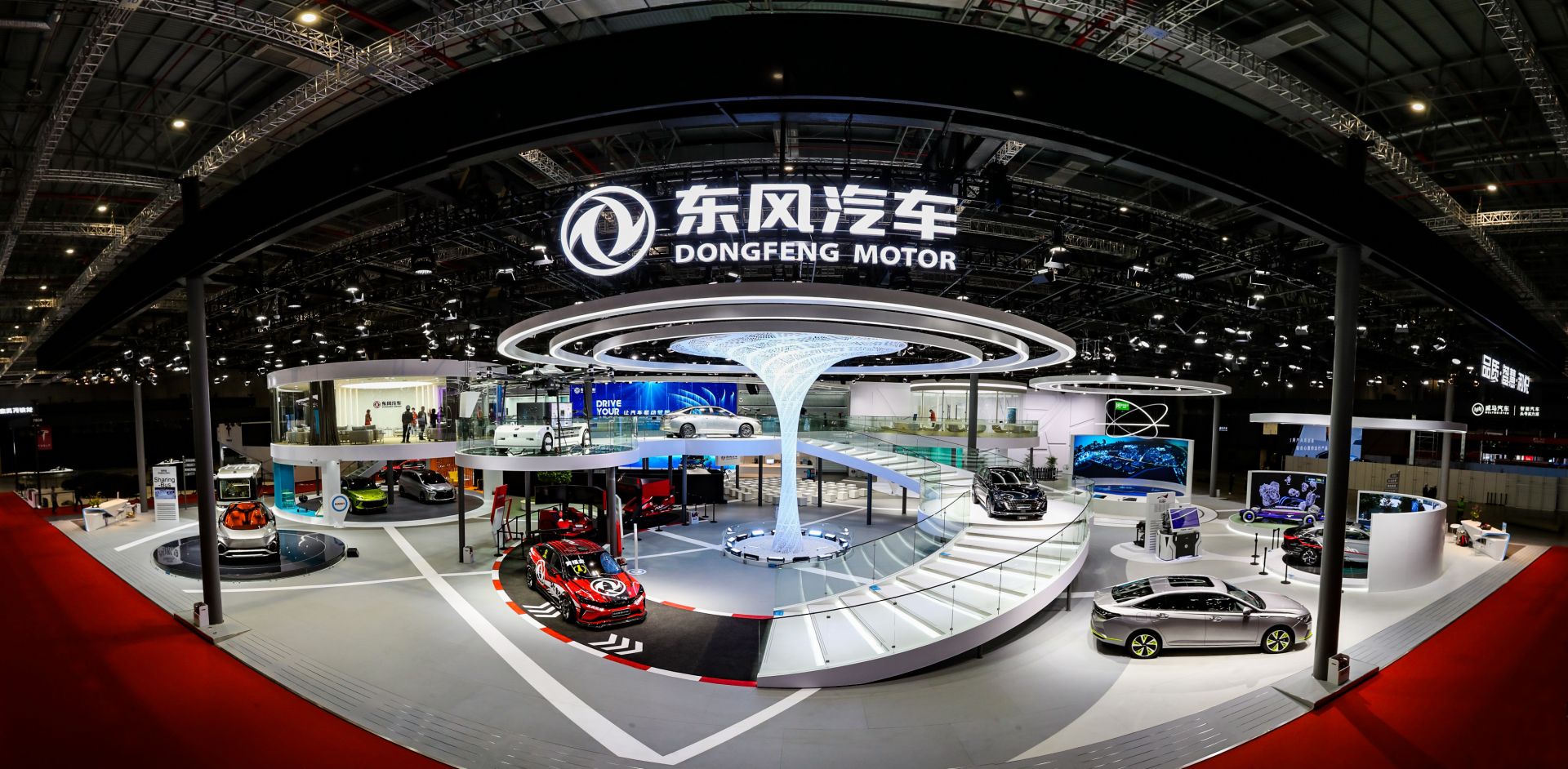 以"拥抱变化"为主题的第十九届上海国际汽车工业展览会在国家会展中心