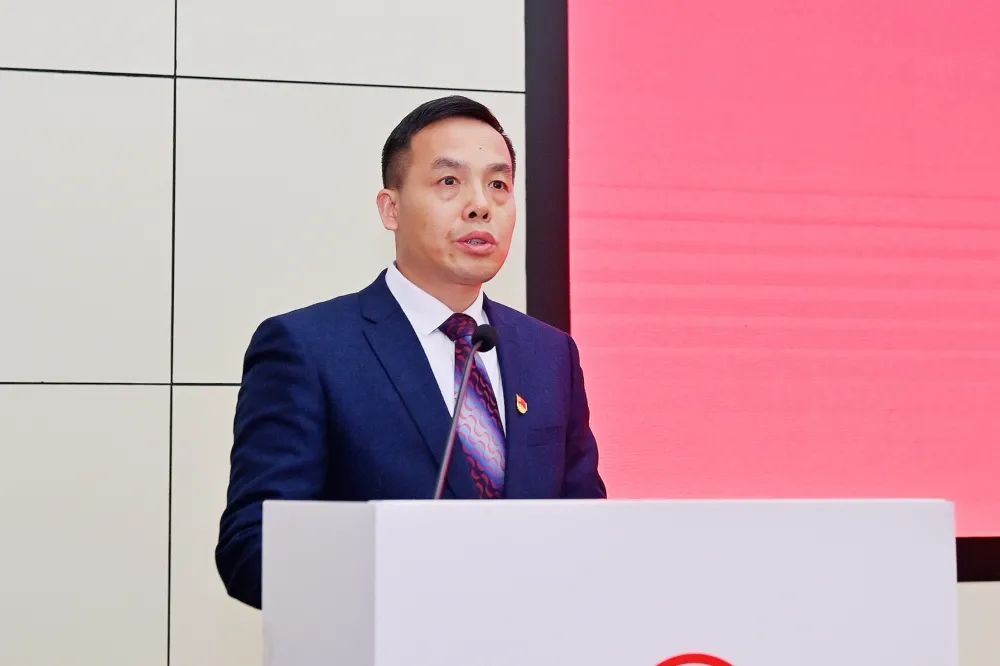 士龙与叶征吾,东风汽车底盘系统有限公司总经理汤银霞,党委书记彭成伟