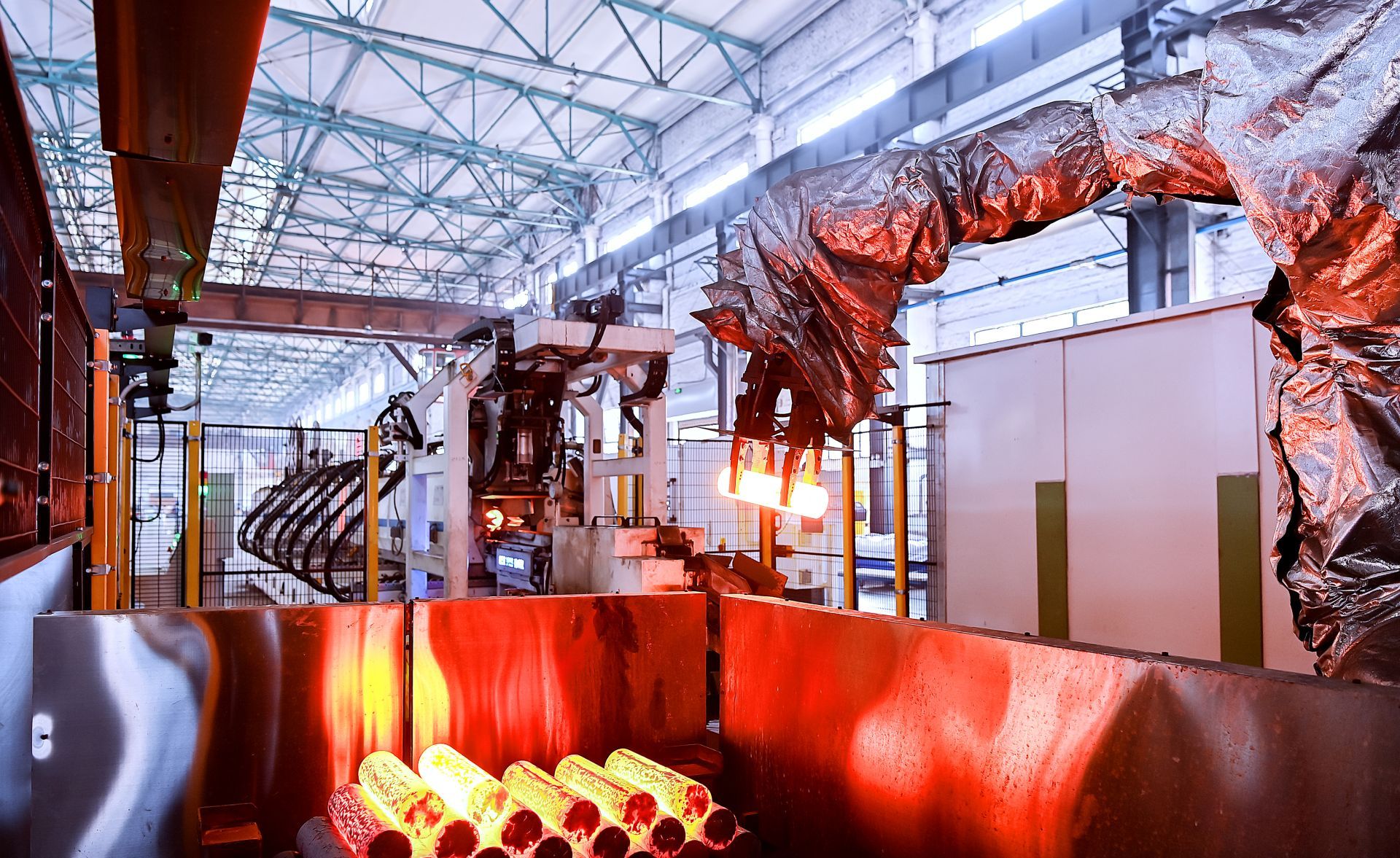 视觉东风春天里的锻造公司锻造厂车间里一切都是新的