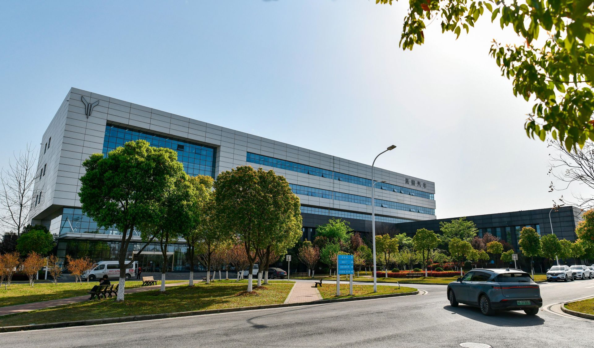 视觉东风 | 让梦想绽放——探访岚图汽车科技有限公司工厂