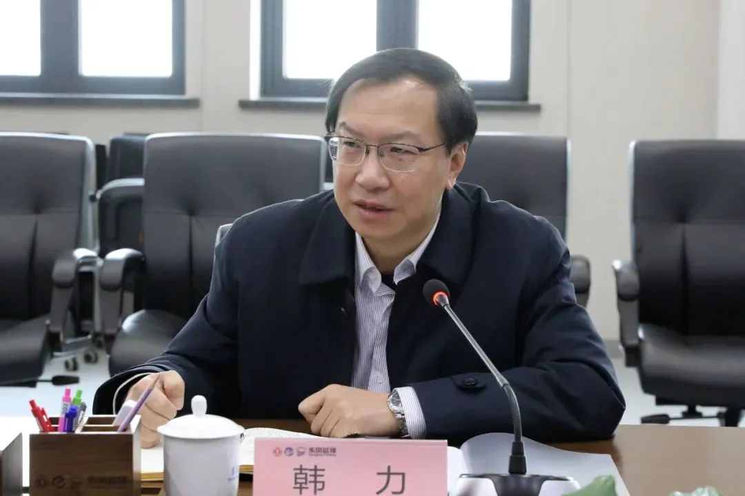 韩力对毛志军多年来在东风延锋作出的贡献表示感谢.