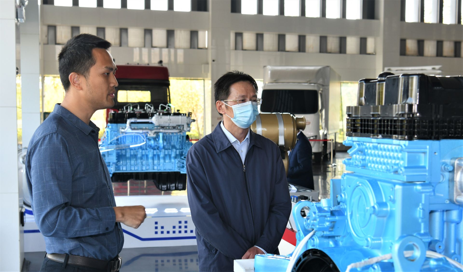 黄伟在东风商用车技术中心调研_大风口